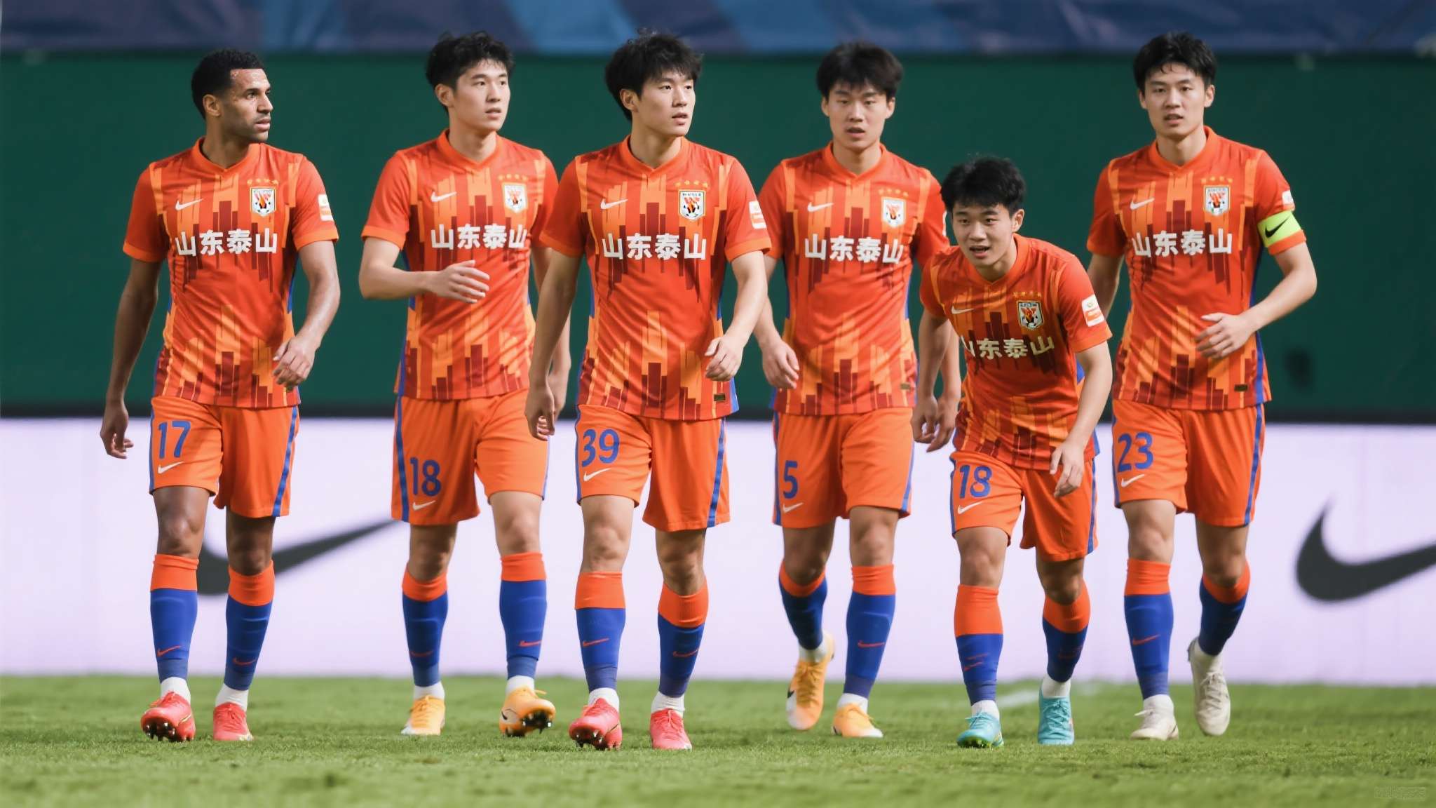 鲁能球迷原以为于金永本赛季能踢主力,结果一分钟没上,引发热议 首先,竞争压力不可忽视。 山东泰山本赛季引进或保留了多名同位置的成熟球员,外援与